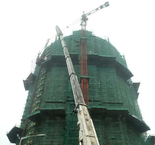 平坝吊车在工地上作业